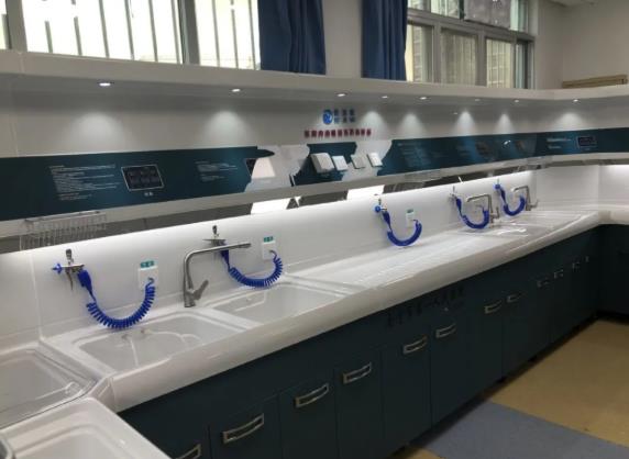 南宁人民医院内镜清洗工作站安装与调试完成