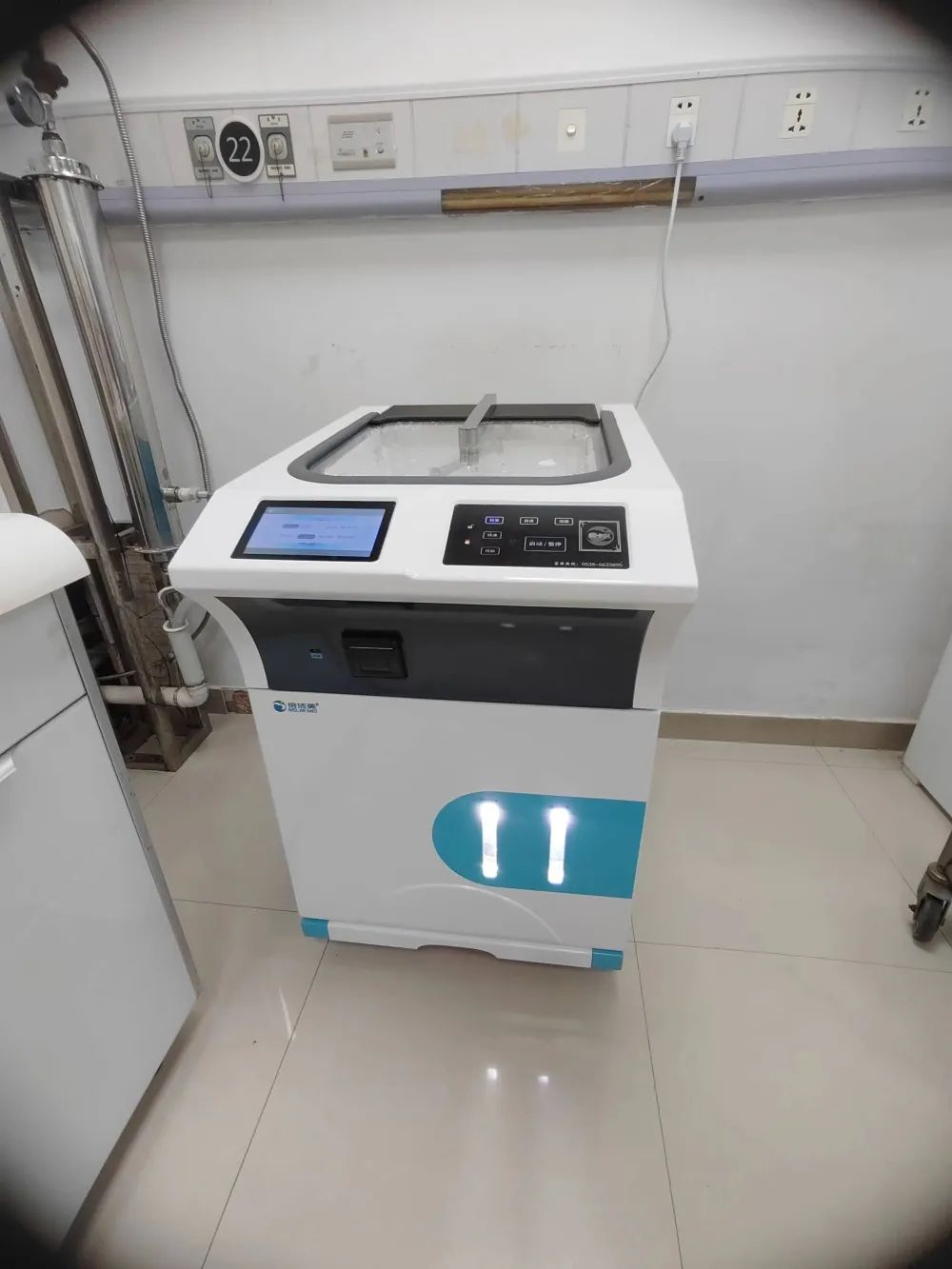 重庆市中医院内镜自动清洗消毒机安装与调试完成