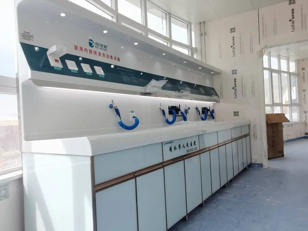 青海省同仁市人民医院内镜清洗工作站、储镜柜安装与调试完成