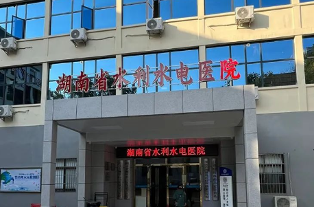 湖南水利水电医院内镜清洗工作站、储镜柜安装调试完成